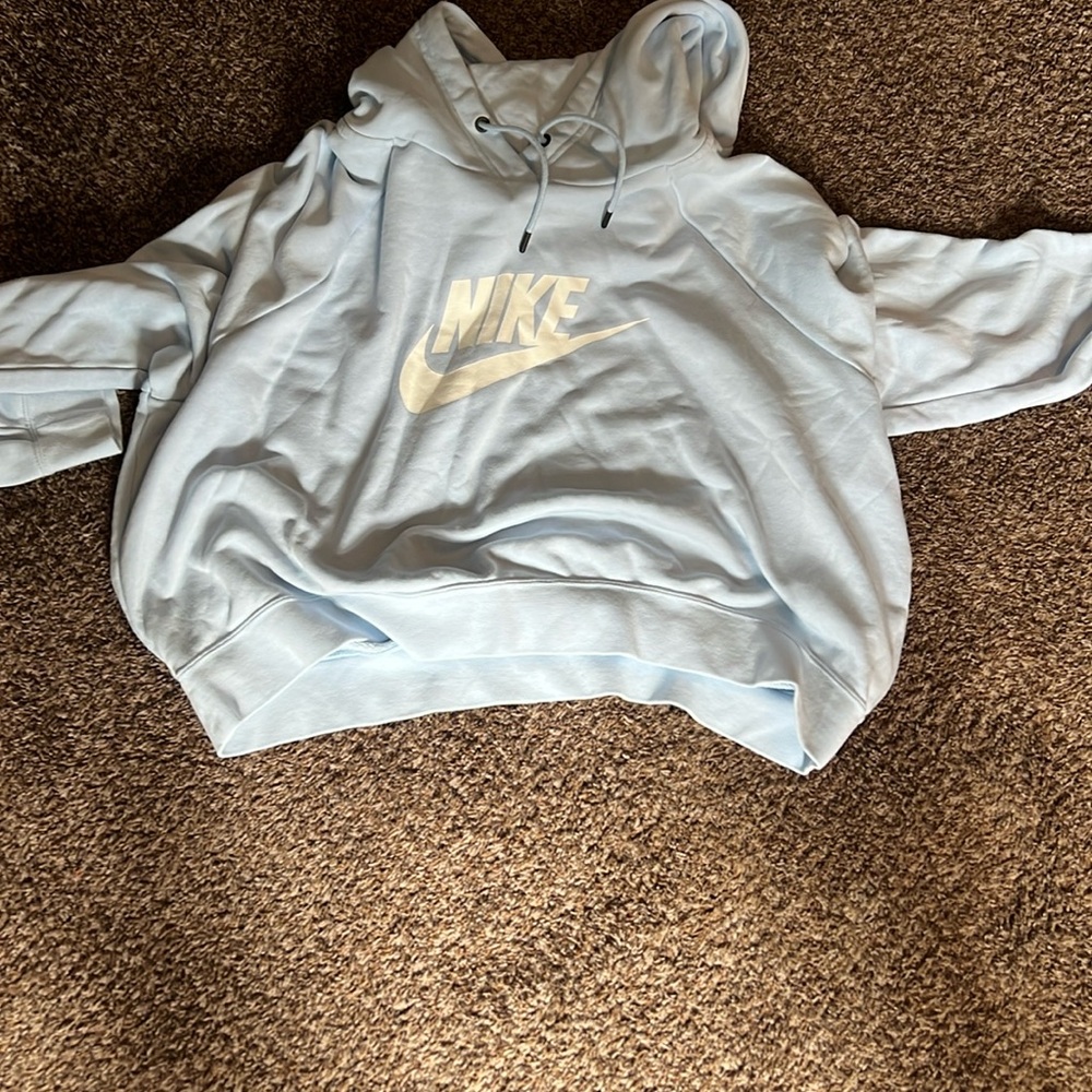 nike cropped hoodie